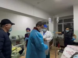 Министр здравоохранения Кыргызстана посетил пострадавших при пожаре в доме престарелых