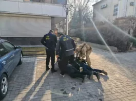 МВД КР: Задержаны подозреваемые в мошенничестве, которые представлялись сотрудниками правоохранительных органов