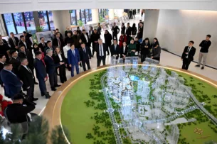 Адылбек Касымалиев ознакомился с ходом реализации инвестиционных и строительных проектов в Бишкеке