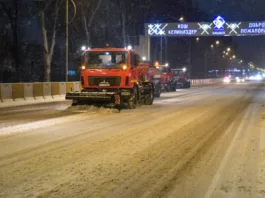 Бишкек очищают от снега: коммунальные службы работают круглосуточно