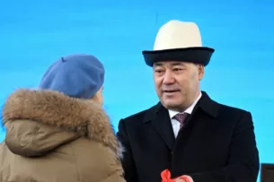 Садыр Жапаров вручил ключи от ипотечного жилья на втором этапе возведения жилого комплекса «Мурас» в Бишкеке Садыр Жапаров вручил ключи от ипотечного жилья на втором этапе возведения жилого комплекса «Мурас» в Бишкеке