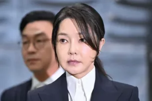 Бывшая первая леди Южной Кореи приговорена к 20 месяцам тюремного заключения за взяточничество Бывшая первая леди Южной Кореи приговорена к 20 месяцам тюремного заключения за взяточничество