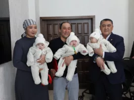 Камчыбек Ташиев вручил ключи от двухкомнатной квартиры семье, в которой родилась тройня