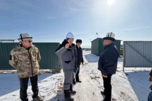 Министр энергетики Кыргызстана проверил строительные работы на солнечных электростанциях Министр энергетики Кыргызстана проверил строительные работы на солнечных электростанциях