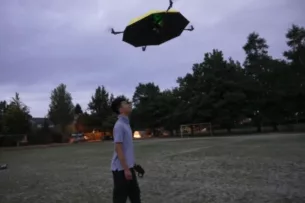 Изобретатель сконструировал зонтик, который летает за человеком