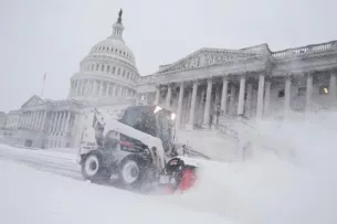Половину США занесло снегом: около миллиона без света, во многих штатах транспортный коллапс Половину США занесло снегом: около миллиона без света, во многих штатах транспортный коллапс