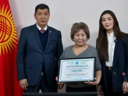 В Бишкеке пострадавшим от пожара вручили страховые сертификаты на 8 млн сомов