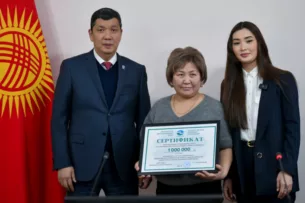 В Бишкеке пострадавшим от пожара вручили страховые сертификаты на 8 млн сомов В Бишкеке пострадавшим от пожара вручили страховые сертификаты на 8 млн сомов