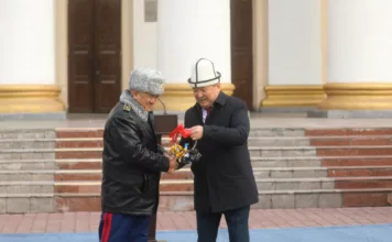 Адылбек Касымалиев вручил МЧС 116 единиц спецтехники