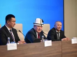 Адылбек Касымалиев представил центральному аппарату мэрии города Манас нового мэра Абдупата Маткаликова