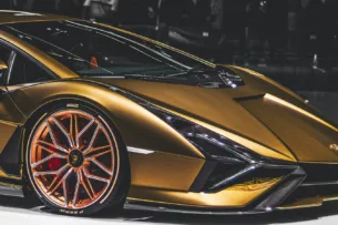 В Lamborghini прекратили работу над полностью электрическими суперкарами В Lamborghini прекратили работу над полностью электрическими суперкарами