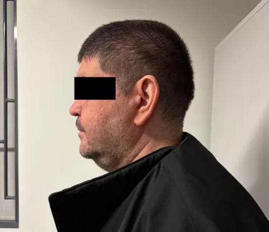 Сотруднику ГКНБ пытались дать взятку слитками золота