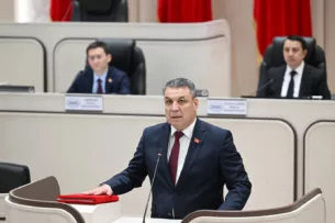 Депутаты Жогорку Кенеша Джайлообай Нышанов и Райимберди Дуйшенбиев принесли присягу Депутаты Жогорку Кенеша Джайлообай Нышанов и Райимберди Дуйшенбиев принесли присягу