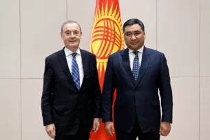 Первый замглавы кабмина Кыргызстана и спецпосланник ЕС обсудили вопросы санкций