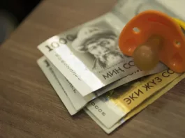 Минтруда КР: в 2025 году 136 568 детей получили выплату «балага сүйүнчү»