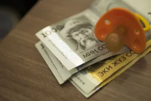 Минтруда КР: в 2025 году 136 568 детей получили выплату «балага сүйүнчү»