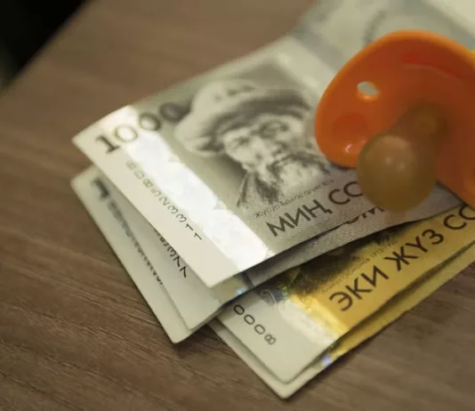 Минтруда КР: в 2025 году 136 568 детей получили выплату «балага сүйүнчү»