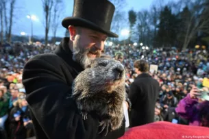 Сурок Фил из США вновь выступил в роли погодного оракула и объявил, когда ждать весну Сурок Фил из США вновь выступил в роли погодного оракула и объявил, когда ждать весну