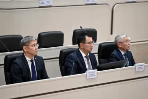 Жогорку Кенеш дал согласие на назначение Эрлиста Акунбекова и Дамирбека Осмонова на должности министров