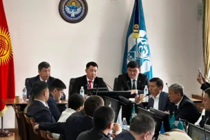 Мэр Бишкека объяснил, почему горячую воду в столице отключили рано