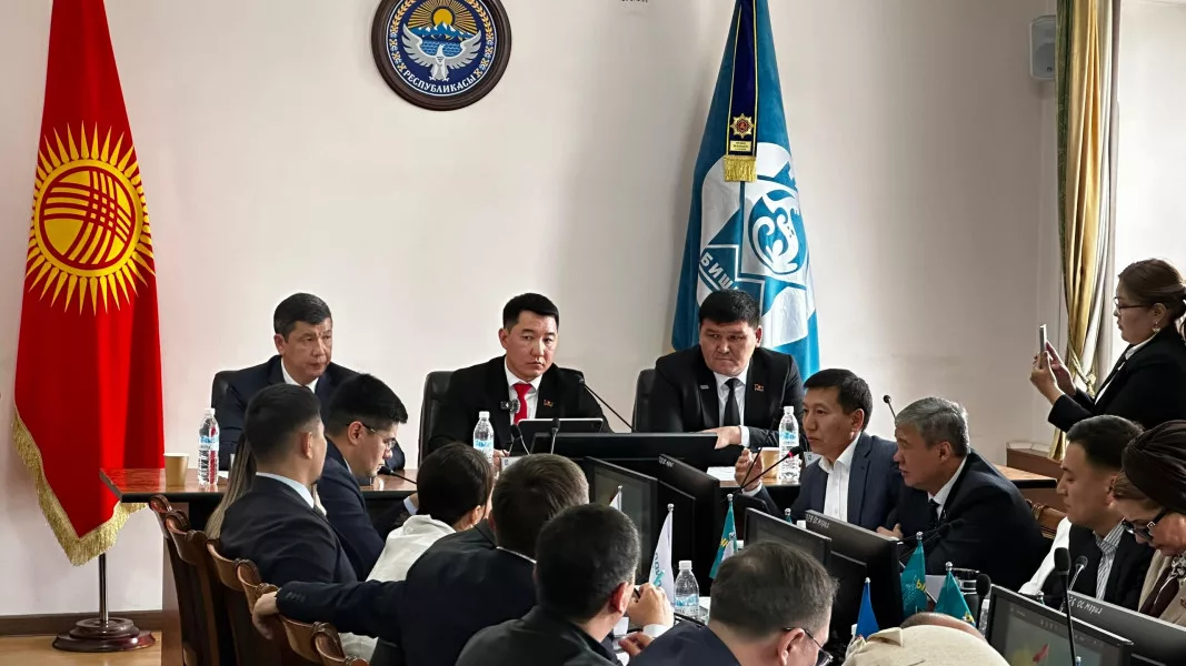 Мэр Бишкека объяснил, почему горячую воду в столице отключили рано