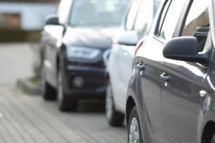 В Бишкеке владельцам частных домов разрешат официально организовывать парковку на своих участках