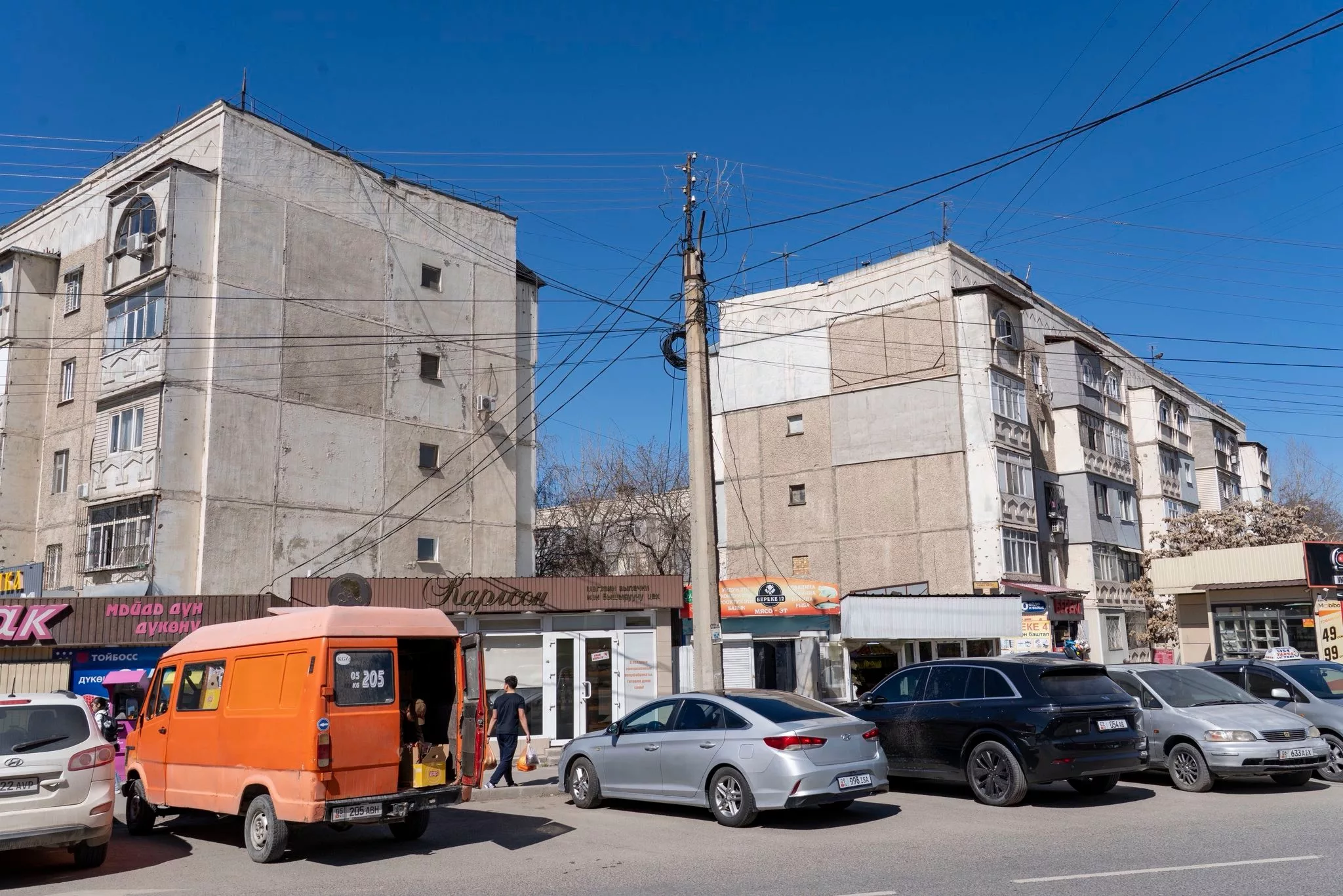 В Бишкеке введён временный запрет на размещение объектов облегчённого типа во дворах