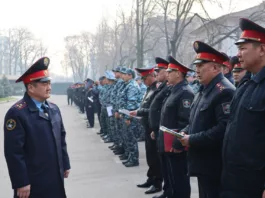 В Бишкек сотрудники милиции перешли на весенне-летнюю форму: в ГУВД прошло строевое построение личного состава