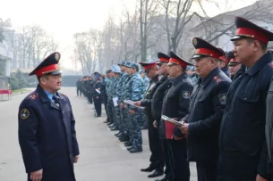 В Бишкек сотрудники милиции перешли на весенне-летнюю форму: в ГУВД прошло строевое построение личного состава