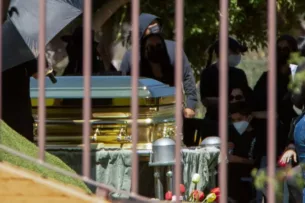 В Мексике лидера наркокартеля «Новое поколение Халиско» похоронили в золотом гробу В Мексике лидера наркокартеля «Новое поколение Халиско» похоронили в золотом гробу