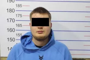 Вышел из лифта и напал внезапно: В Бишкеке приехавший на вызов участковый стал жертвой нападения