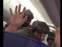 В США посадили самолет и задержали пассажира из-за звука азана на телефоне