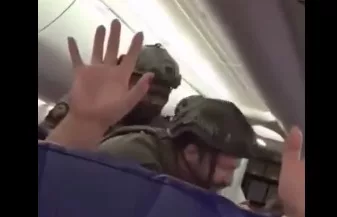 В США посадили самолет и задержали пассажира из-за звука азана на телефоне