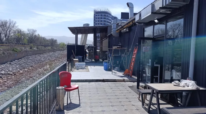 В Бишкеке продолжается демонтаж самовольных построек в водоохранной зоне