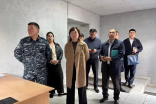 Омбудсмен Кыргызстана проверила спецприемник ГУВД Бишкека и выявила нарушения