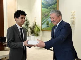 Адылбек Касымалиев поздравил кыргызстанца Амиртая Бексултанова с поступлением в Стэнфордский университет