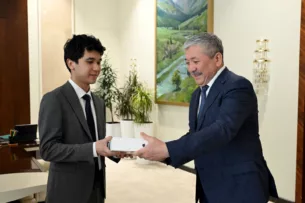 Адылбек Касымалиев поздравил кыргызстанца Амиртая Бексултанова с поступлением в Стэнфордский университет