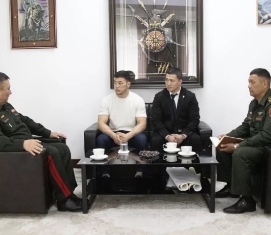 Министр обороны КР встретился с  Акжолом Махмудовым