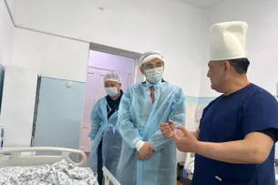 Министр здравоохранения КР ознакомился с состоянием ребёнка, пострадавшего от укусов собак