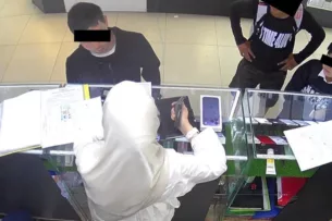 Покупали за фальшивые доллары новые смартфоны: В Кыргызстане раскрыли новые эпизоды деятельности группы фальшивомонетчиков
