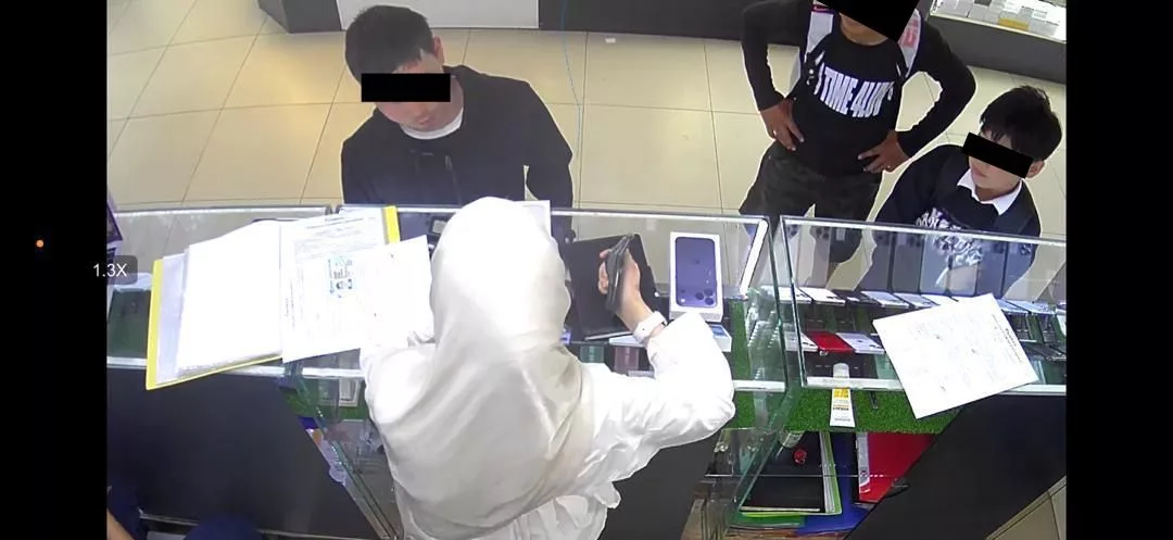 Покупали за фальшивые доллары новые смартфоны: В Кыргызстане раскрыли новые эпизоды деятельности группы фальшивомонетчиков