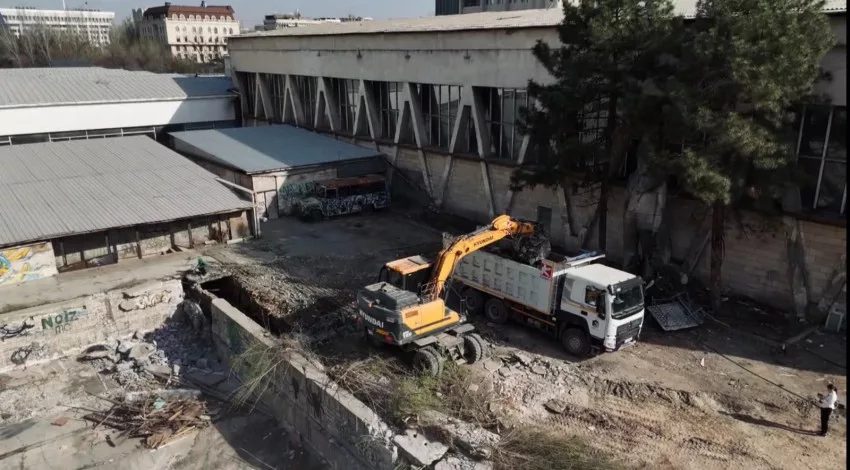 Начался демонтаж бассейна во Дворце спорта им. Кожомкула