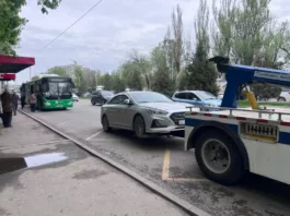 В Бишкеке продолжаются рейды против неправильно припаркованных автомобилей