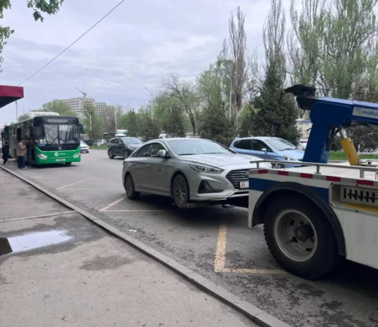 В Бишкеке продолжаются рейды против неправильно припаркованных автомобилей