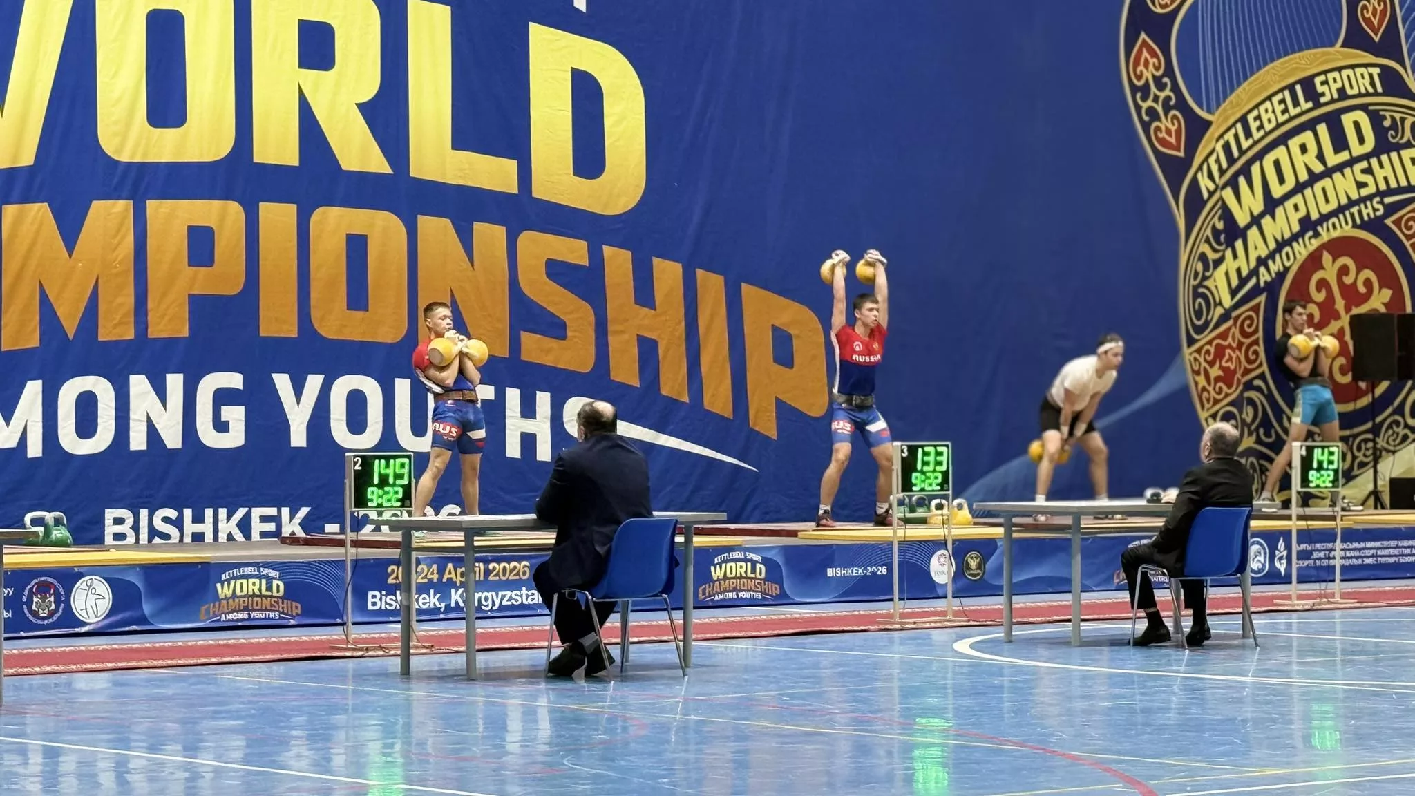 В Бишкеке проходит первенство мира по гиревому спорту среди юниоров