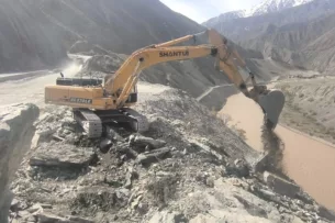 Минтранс Кыргызстана очищает дороги от камней и снежных лавин, сошедших с горных склонов