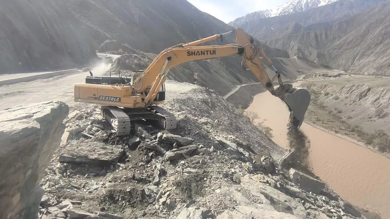 Минтранс Кыргызстана очищает дороги от камней и снежных лавин, сошедших с горных склонов