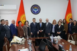 Глава Европейского бюро ВОЗ посетил Минздрав КР: обсуждены приоритеты сотрудничества