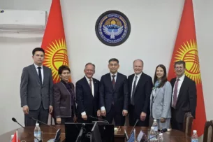 Министр здравоохранения КР провёл встречу с президентом Сената штата Юта США и представителями международных гуманитарных организаций