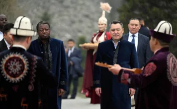 Садыр Жапаров и председатель Совета министров Того Фор Эссозимна Гнассингбе посетили этнокультурную программу в парке «Ала-Арча»